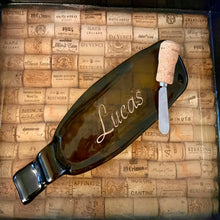 Cargar imagen en el visor de la galería, Wine Bottle appetizer tray with etched name Lucas
